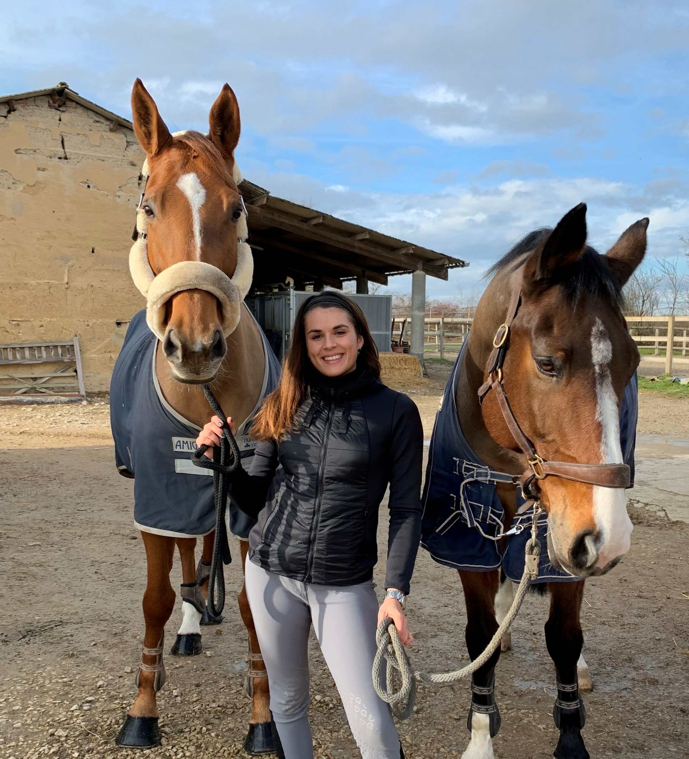 Victoria Rivain et deux chevaux.
